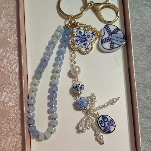 nOir Jewelry Blue and Gold Charm Key Holder - Picture 3 of 9
